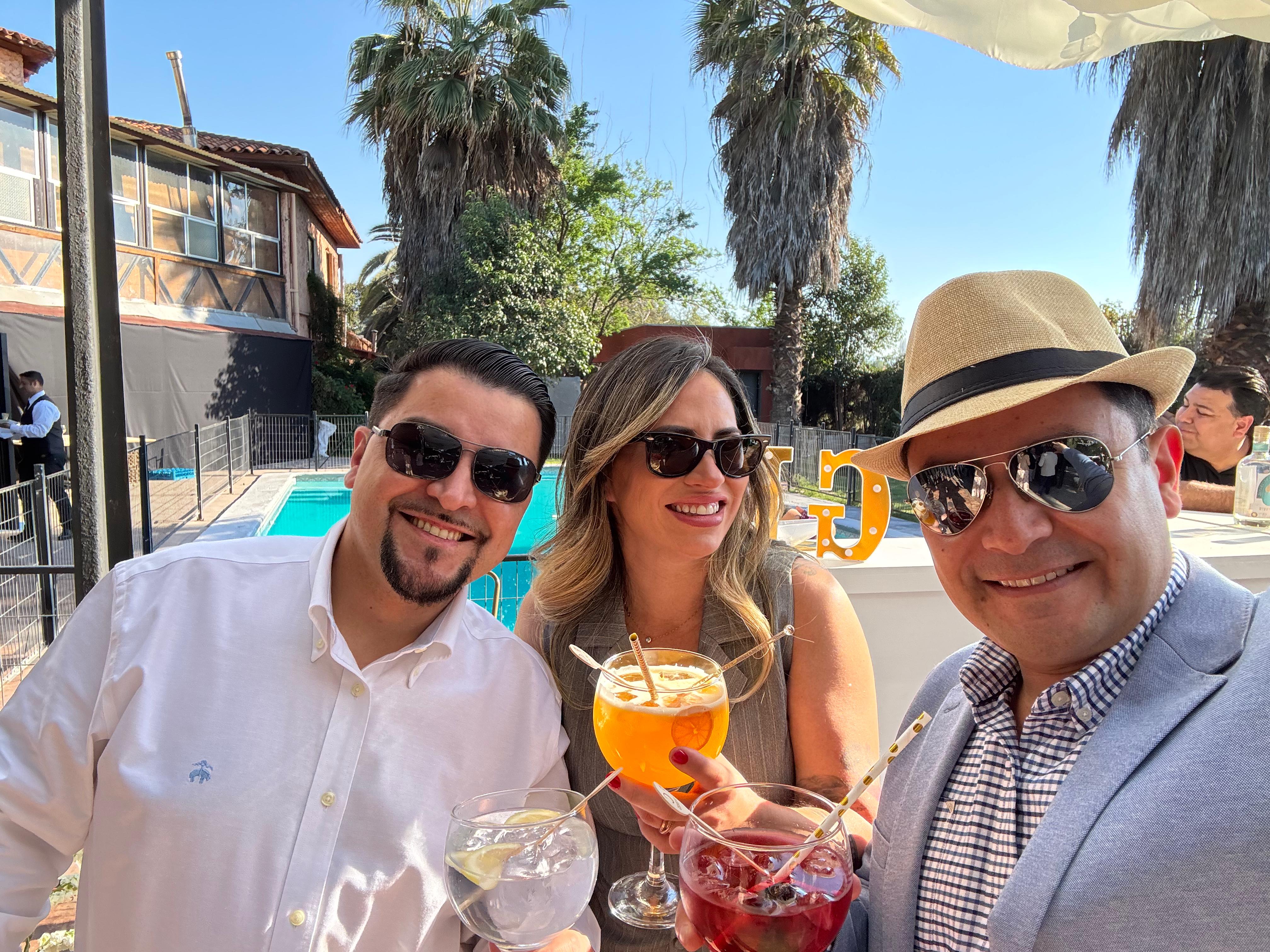 Amigos disfrutando Gin Refugio